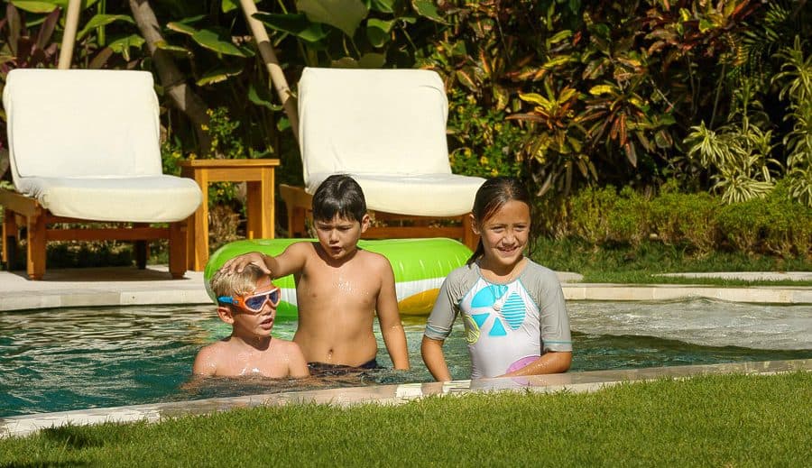 pool_Fences-kids-play-on-pool